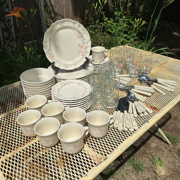 Vintage Pfaltzgraff Tea Rose Cups and Saucers Set of 4 (8 pieces) - Picture 5 of 5